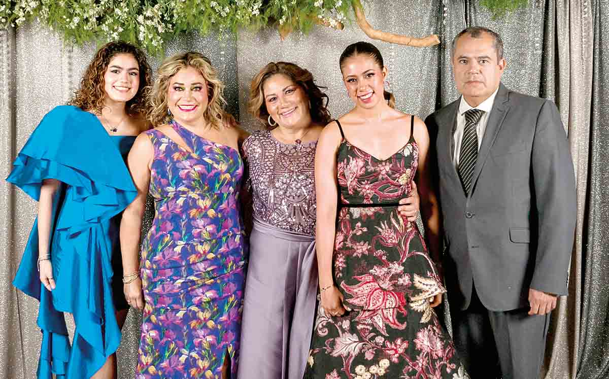CONSTANZA ZAMUDIO, ALICIA YVONE GÓMEZ, MAGDALENA SOFIA GÓMEZ, VALENTINA ZAMUDIO Y GERARDO ZAMUDIO llegaron con sus mejores outfits a la coronación