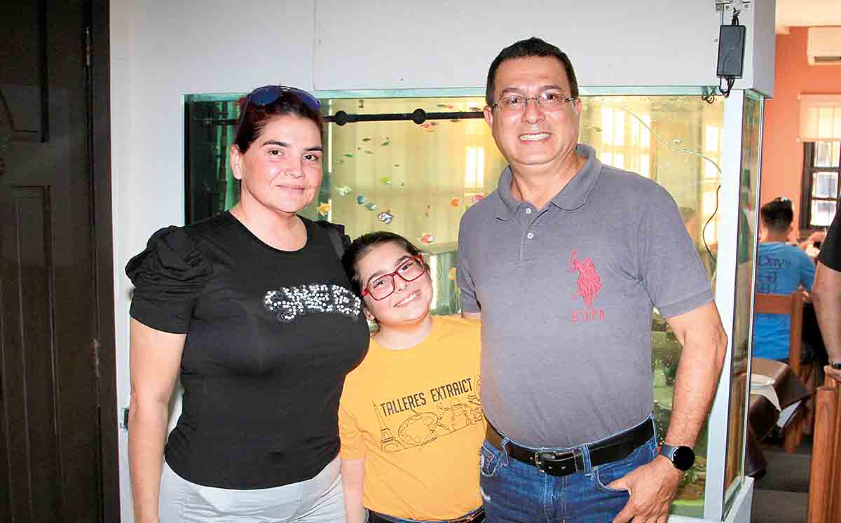 LETTY FLORES, CLAUDIA LOAIZA Y ALBERTO FLORES nos regalaron sus mejores sonrisas