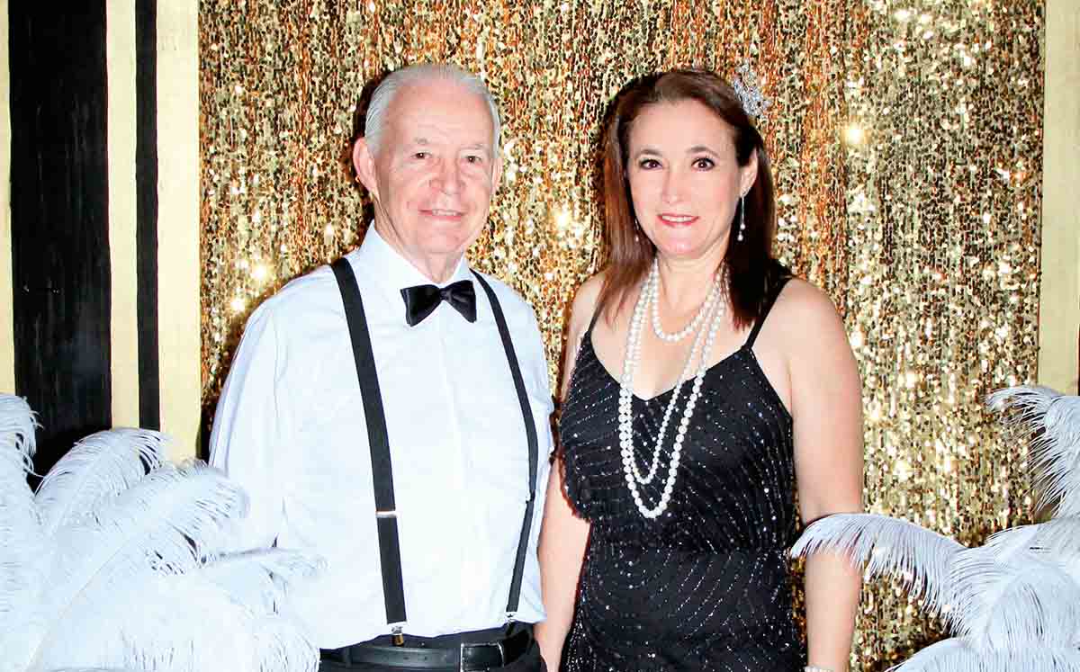JORGE SOLBES Y BEGOÑA FERNÁNDEZ con sus mejores outfits de los años 20 en el Día del Médico