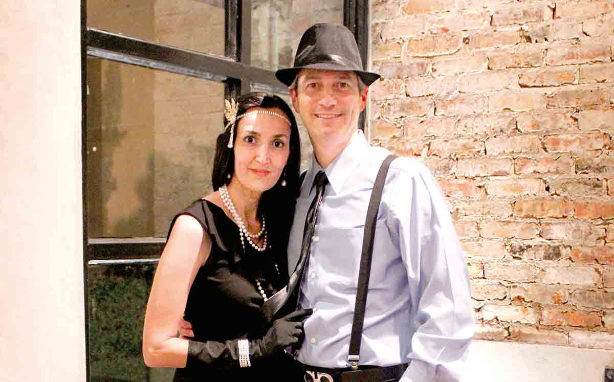 BARBARA CASTRO Y CARLOS HINOJOSA felices en Central Andalina celebrando el Día del Médico