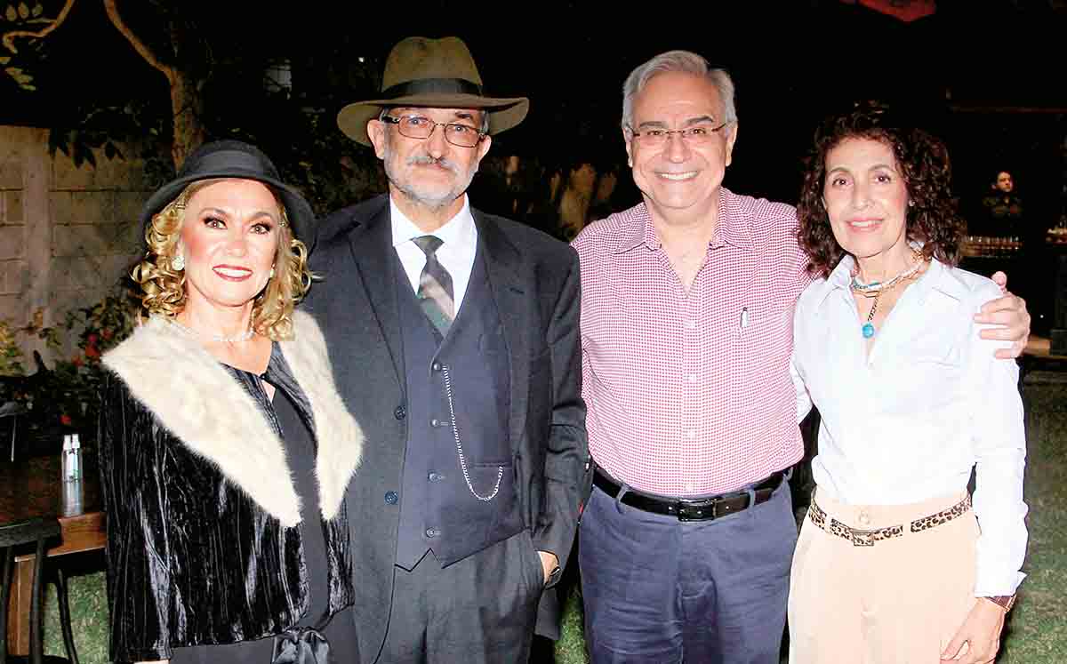 JULIETA DE ZAMBRANO, MARIO ZAMBRANO, ANTONIO MANZUR Y PATRICIA DE MANZUR nos regalaron sus mejores sonrisas