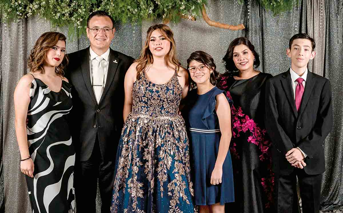 PAULA GONZÁLEZ, ANDRÉS GONZÁLEZ, MARÍA EMILIA GONZÁLEZ, JULIANNA GONZÁLEZ,  JULIANA DE GONZÁLEZ Y JOSÉ ANDRÉS GONZÁLEZ presentes en la coronación