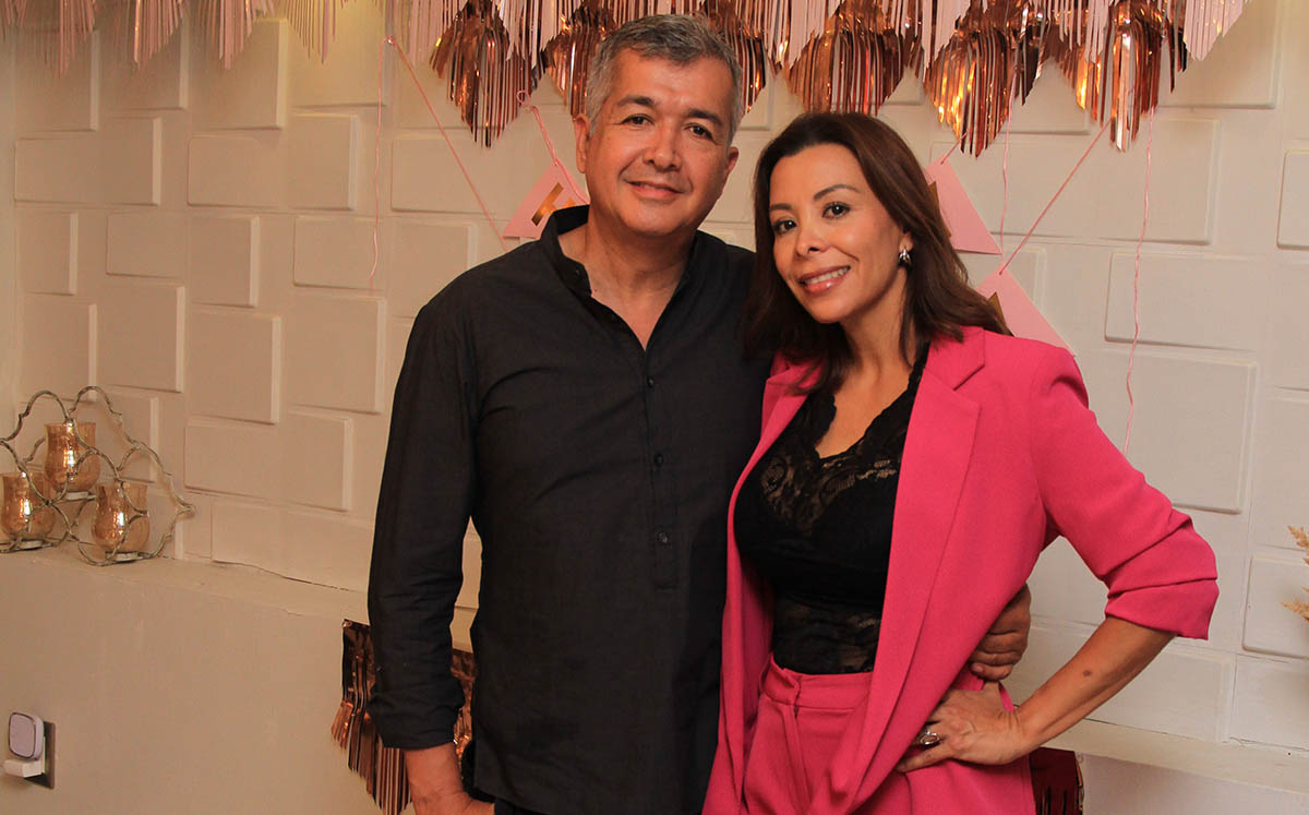 JAVIER MARTÍNEZ Y GABY ENRIQUEZ felices en el cumple de Ana Sofía