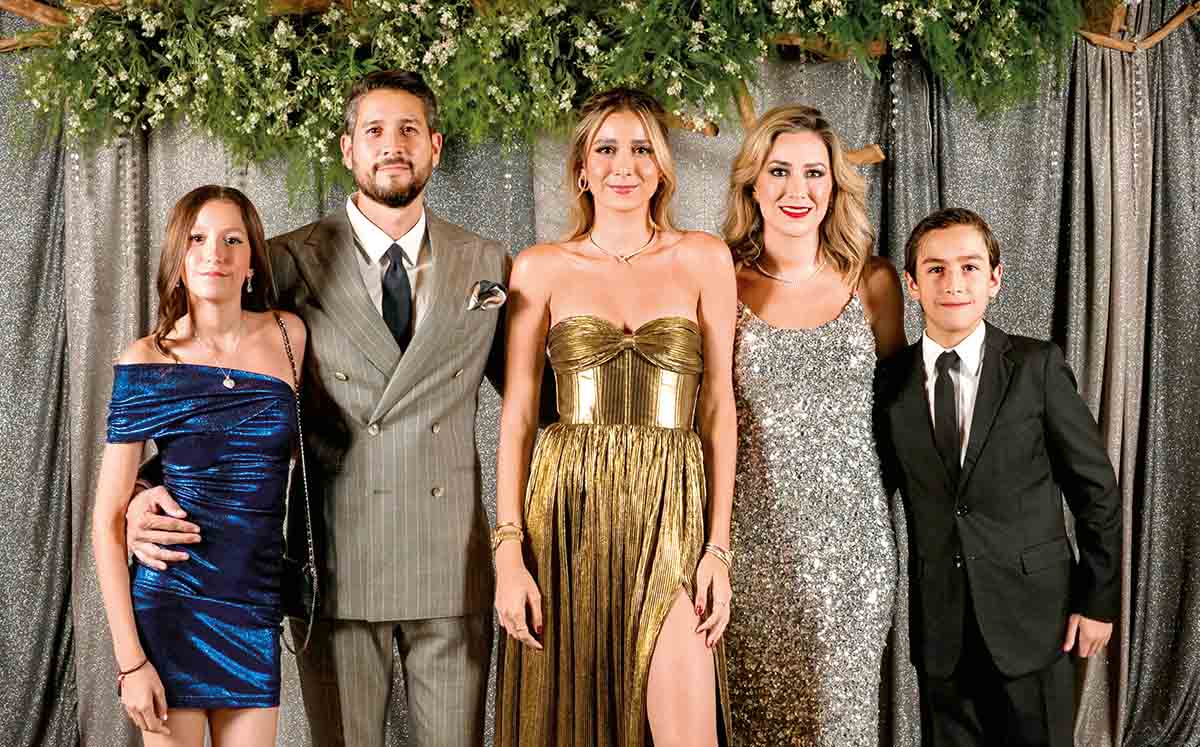 ROBERTA CANO, FERNANDO CANO, ANA ISABELLA CANO, ANA VILLARREAL Y FERNANDO CANO llegaron con sus mejores outfits a la coronación
