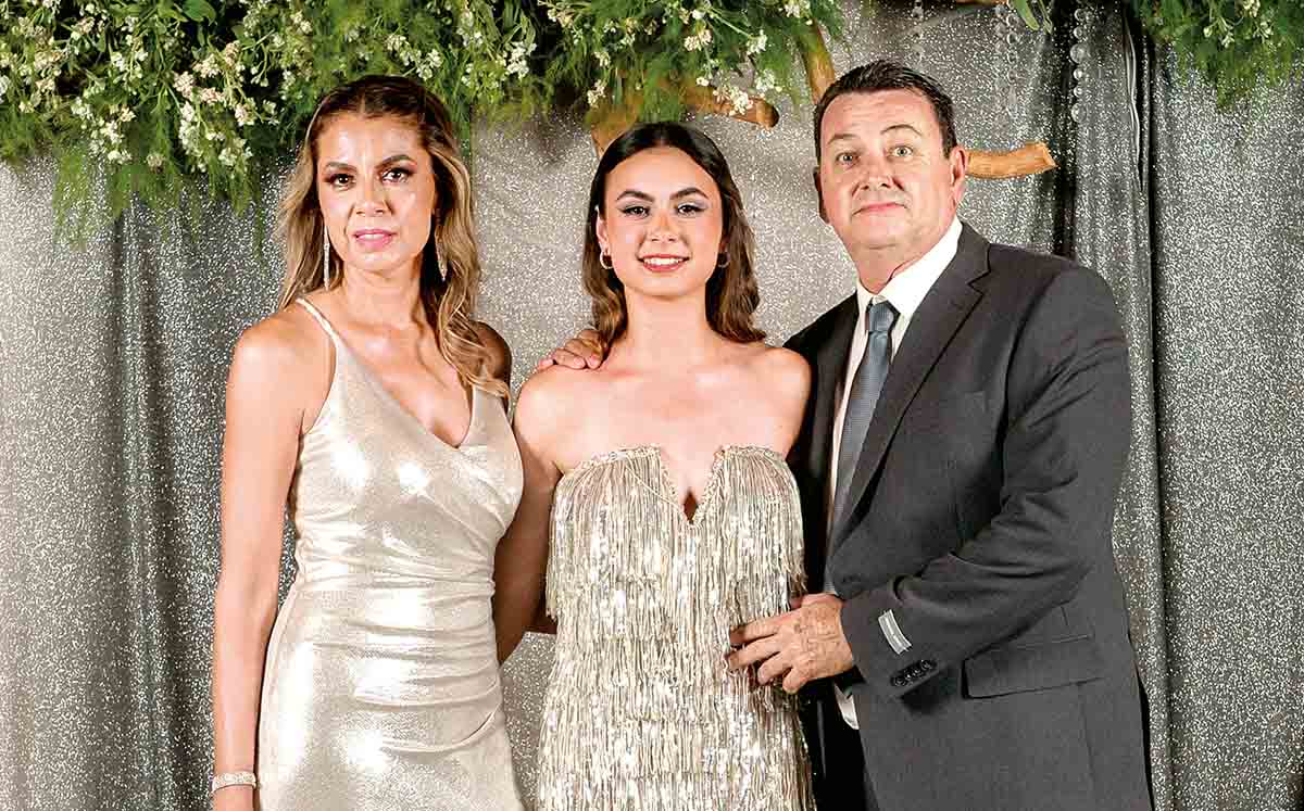 MAGDALENA DE MANAUTOU, XIMENA MANAUTOU Y ALEJANDRO MANAUTOU felices de presenciar la coronación en el Club Campestre Victoria