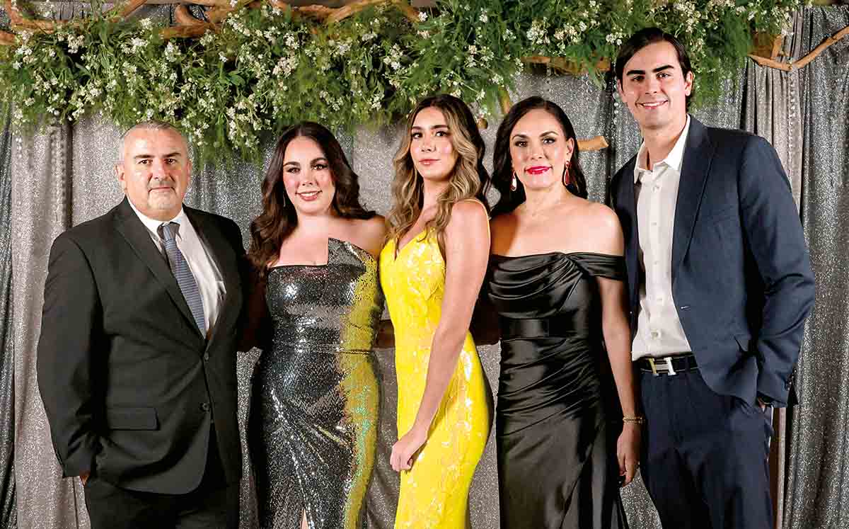 FEDERICO MANAUTOU, DENISE MANAUTOU, MARÍA EMILIA MANAUTOU, DENISSE DE MANAUTOU Y FEDERICO EMILIO MANAUTOU lucen fabulosos bajo nuestra lente