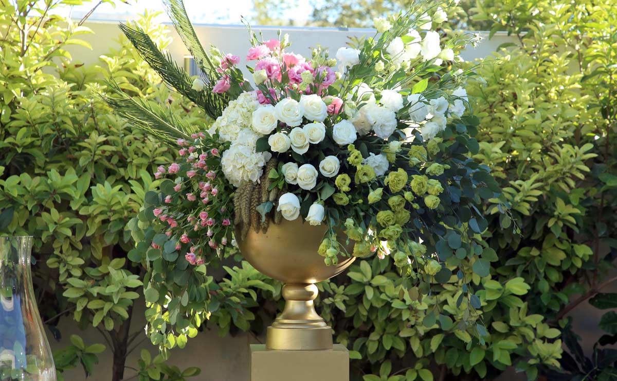 La decoración lució bellas flores blancas y rosas