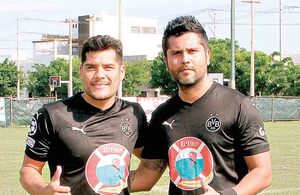 JAVIER "CHULETITA" OROZCO Y RICARDO AZUARA en el partido de aniversario