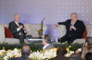 Bill Clinton junto a Carlos Bremer / Foto: Daniel Saldívar