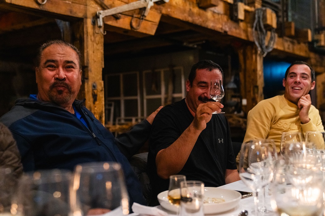 Martín y Marco brindando por la diversidad gastronómica de México y Noruega. (Cortesía)