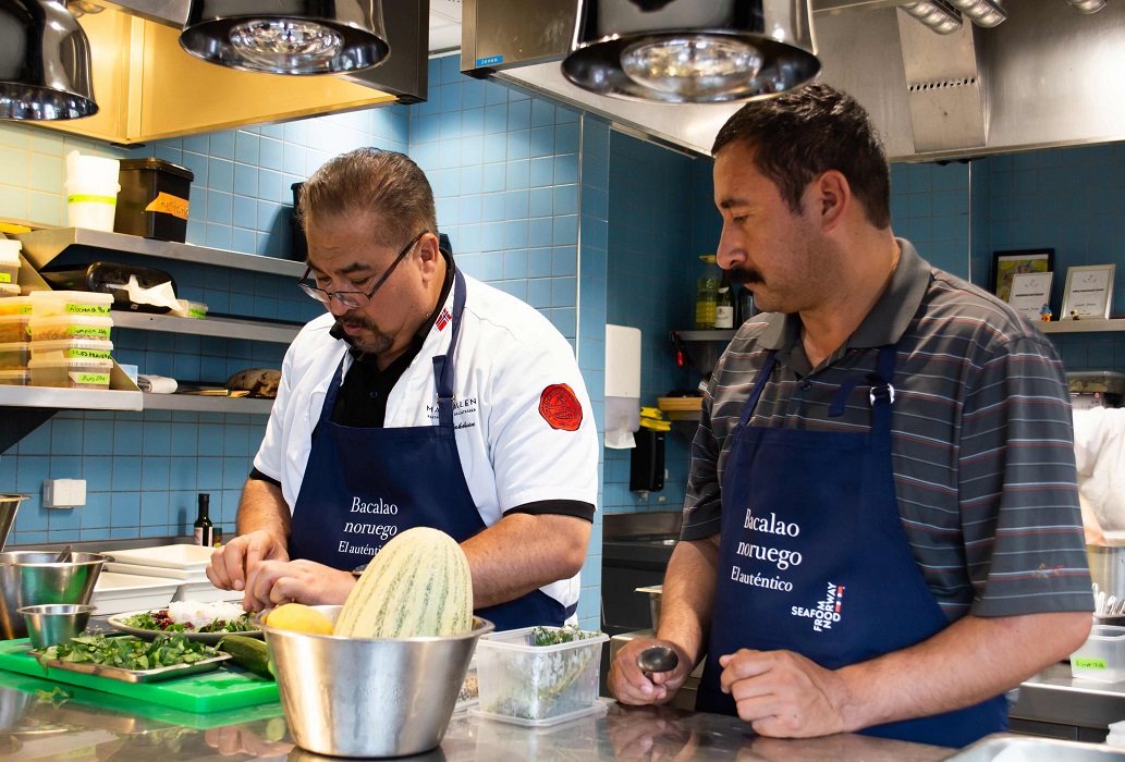 Martín y Marco compartiendo sus tradiciones en Mathallen. (Jennifer Moreno)