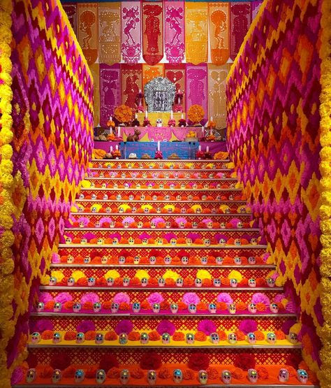 La tradicional ofrenda por el de Día de Muertos tiene un profundo significado a lo largo de la historia mexicana. (Cortesía)