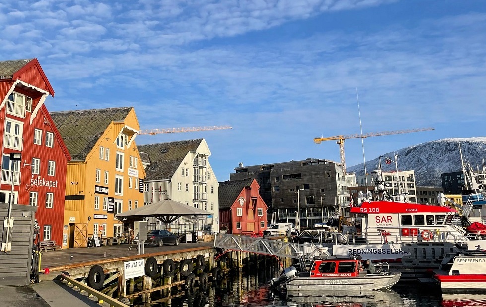 Tromso, corazón del bacalao, también ideal para contemplar auroras boreales, disfrutar de la gastronomía ártica y maravillarte con sus paisajes.