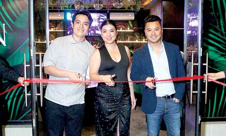 ANDRÉS DAN, DEWI DAN Y DANIEL DAN fueron los encargados de cortar el listón de inauguración