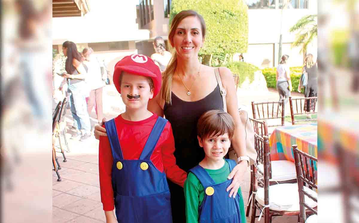 FER TREVIÑO disfrazado de Mario, ANDREA CAMPERO Y SANTIAGO TREVIÑO disfrazado de Luigi