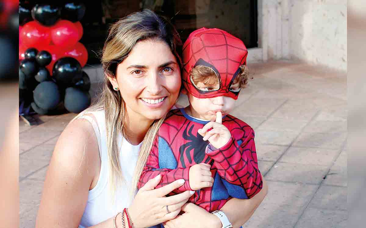 ANA SILVIA GARCÍA Y JOSÉ GERARDO SIERRA disfrazado de Spider-Man