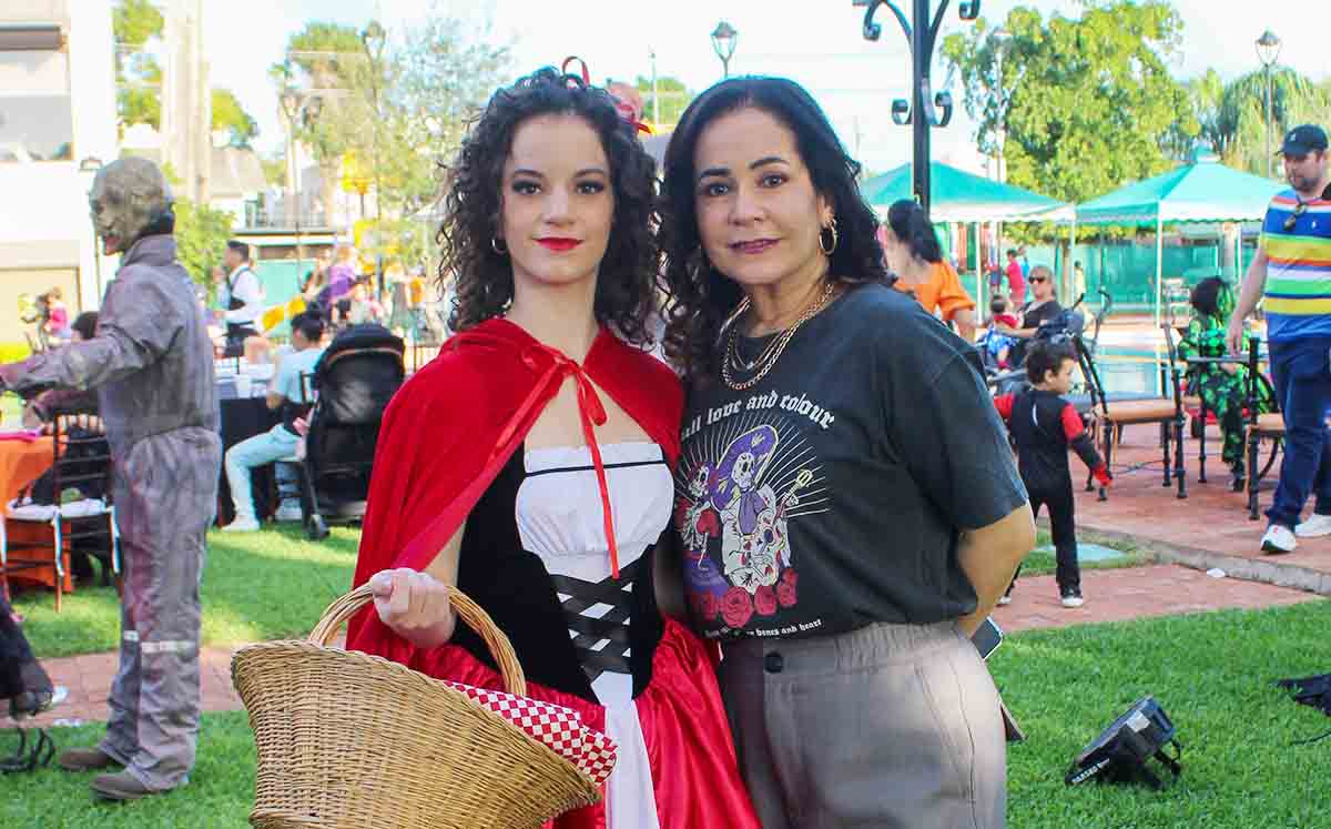 ANA MARÍA MARTÍNEZ, reina del Deportivo Español estuvo disfrazada de Caperucita Roja y ANA MARÍA ROMO