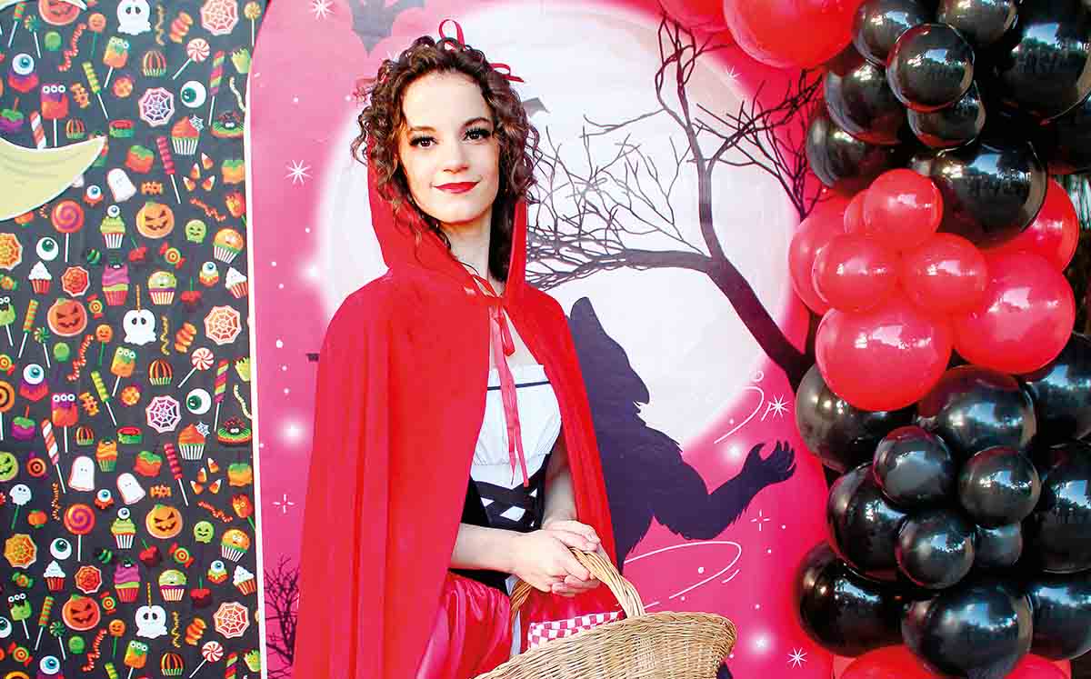 ANA MARY MARTÍNEZ, reina del Deportivo Español es una hermosa Caperucita Roja