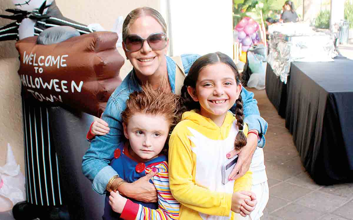 SANDRA MANZUR, JOSÉ MANUEL RODRÍGUEZ Y VICTORIA DL MANZUR llegaron con sus mejores disfraces