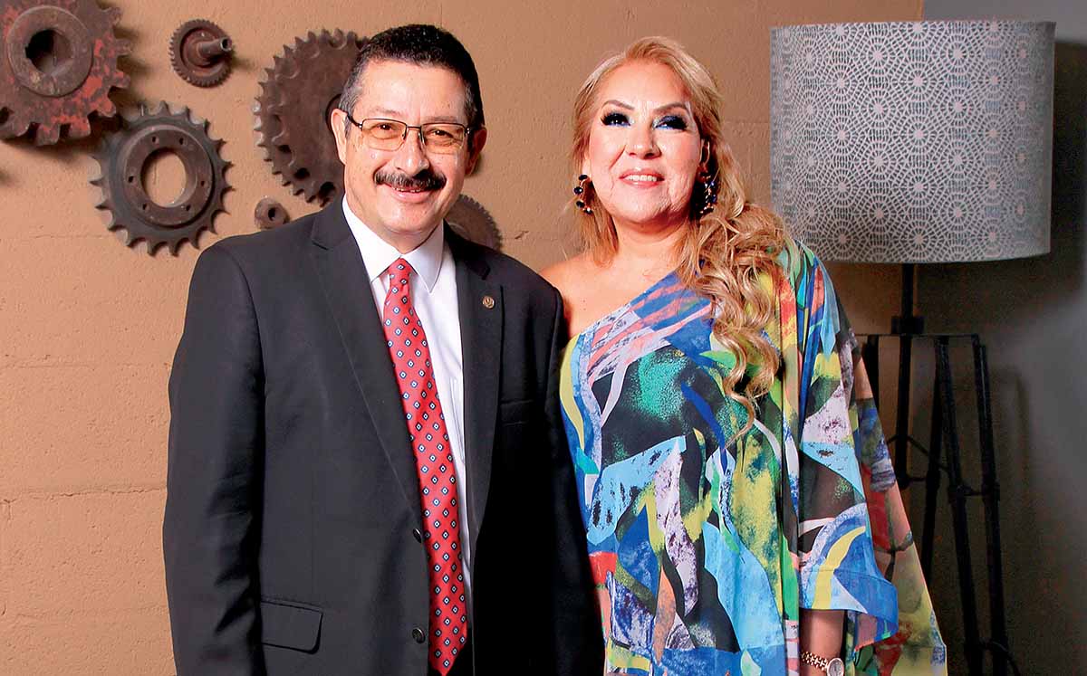 Director Regional de Grupo Multimedios Tamaulipas, RAÚL VILLARREAL Y su esposa MARTHA DE VILLARREAL felices de participar en los premios Salud Total