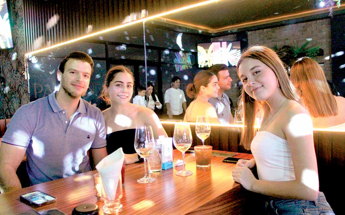 ARMANDO MOSES, CAMILA ELIZONDO Y VALENTINA ELIZONDO felices de estar presentes en la inauguración