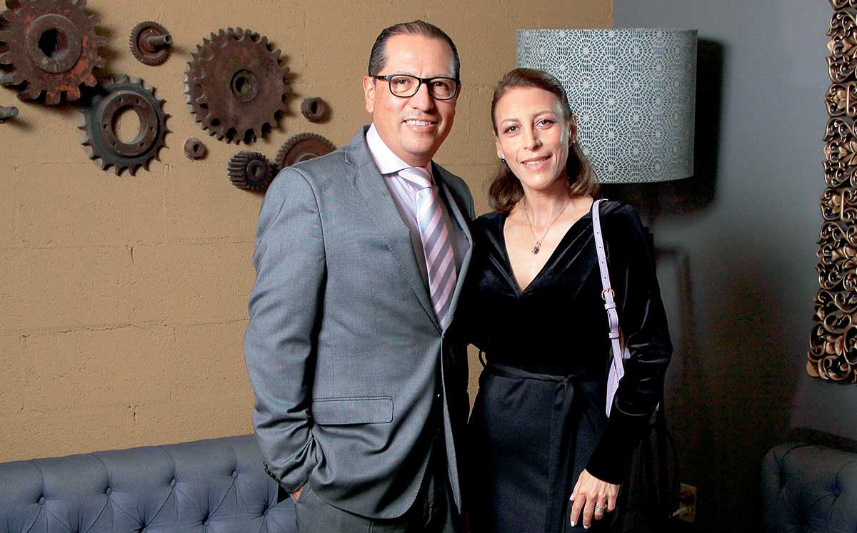 NÉSTOR CEBALLOS Y CLAUDIA JIMÉNEZ presentes en la premiación de Salud Total 2023