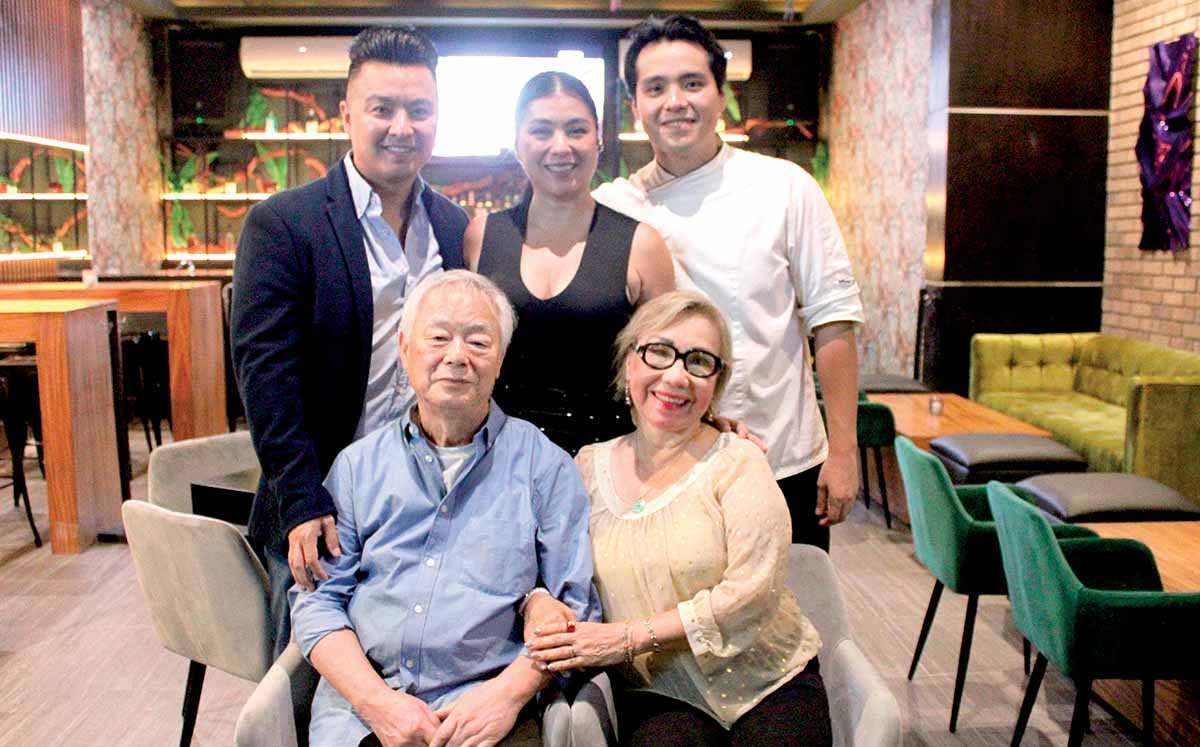 DANIEL DAN, DEWI DAN, ANDRÉS DAN, DANIEL DAN Y SOLEDAD ANAYA orgullosos de la inauguración del bar del Restaurante Patrón