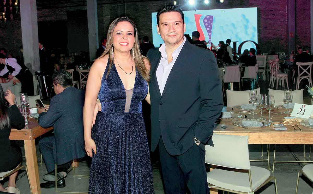 VALERIA HERRERA Y JESÚS PÉREZ emocionados por la premiación Salud Total 2023