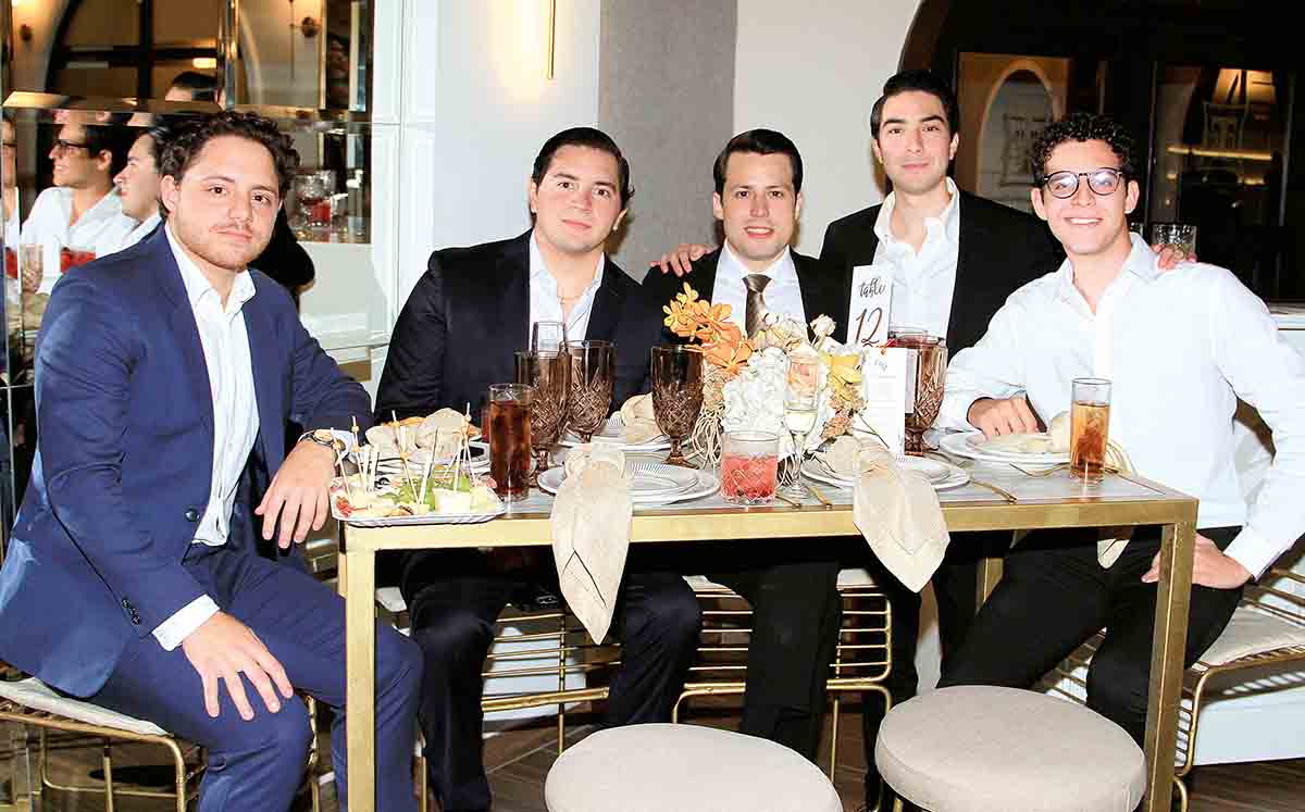 JOSÉ ANDRÉS FERES, RODRIGO TORRES, JUAN PABLO ALTAMIRANO, ROBERTO REYES Y ALEJANDRO DE GORORDO celebrando la unión de Cecilia y Gerardo