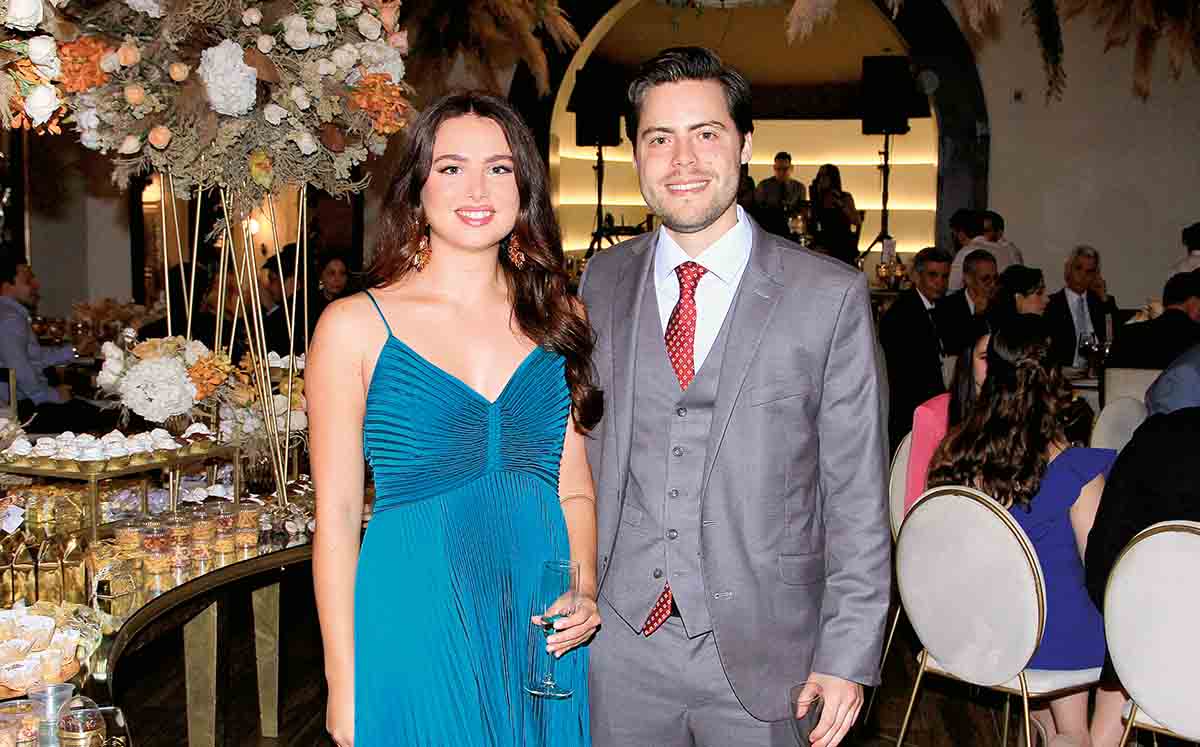 MARÍA MATHEU Y CARLOS ALTAMIRANO llegaron con sus mejores outfits a la boda civil de Cecilia y Gerardo
