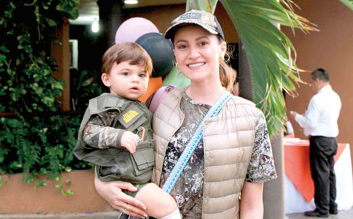 MON MARON E IVONNE DE MARON disfrazados de militares