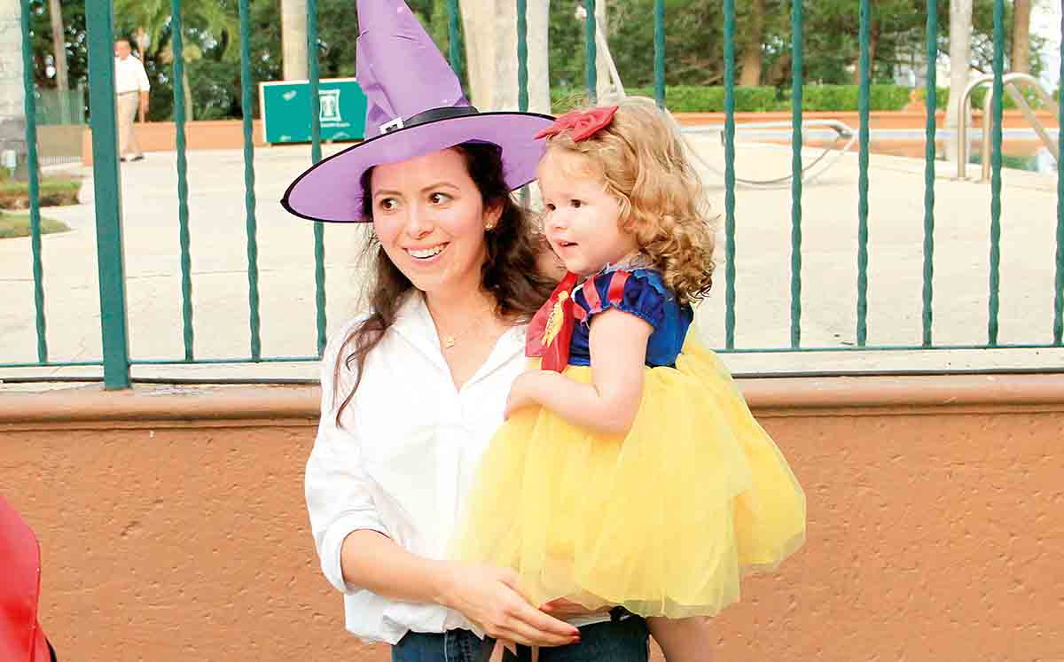 Asistentes del evento se disfrazaron de brujita y Blancanieves