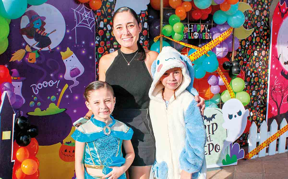 VICTORIA GALVÁN disfrazada de Jasmín, MÓNICA HAMELIUS, ANDREA GALVÁN disfrazada de Cinnamon
