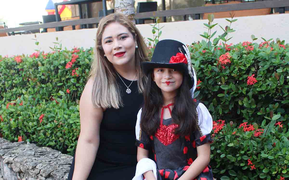 MAGDALENA VÁZQUEZ VILLALOBOS, MARÍA FERNANDA GONZÁLEZ felices en la celebración de Halloween