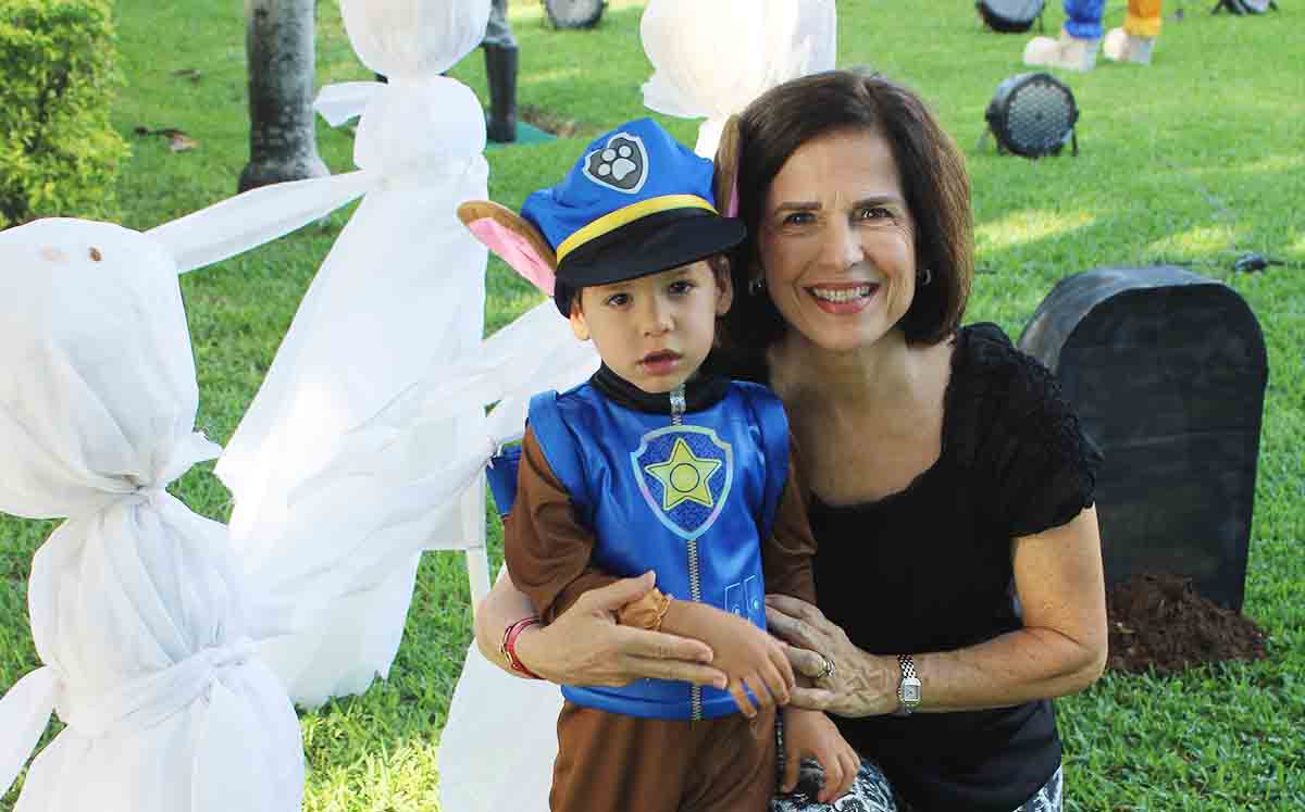 JOSÉ ANTONIO LUENGAS disfrazado de Chase de PAW Patrol y PATRICIA MORALES DE LUENGAS