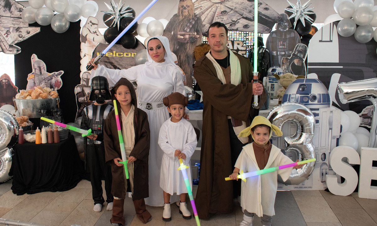 Los festejados junto a su hermanita Milena y sus papás Vivi Villarreal de Pérez-Salinas y David Pérez-Salinas / Foto: Roberto Alvarado