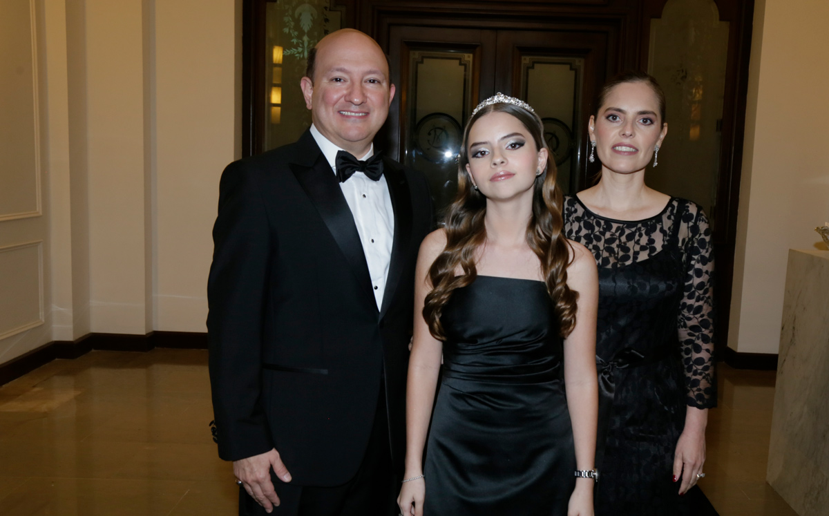 César Carlos Garza, Sofía Garza y Érika Zamora de Garza / Foto: Omar Valdez