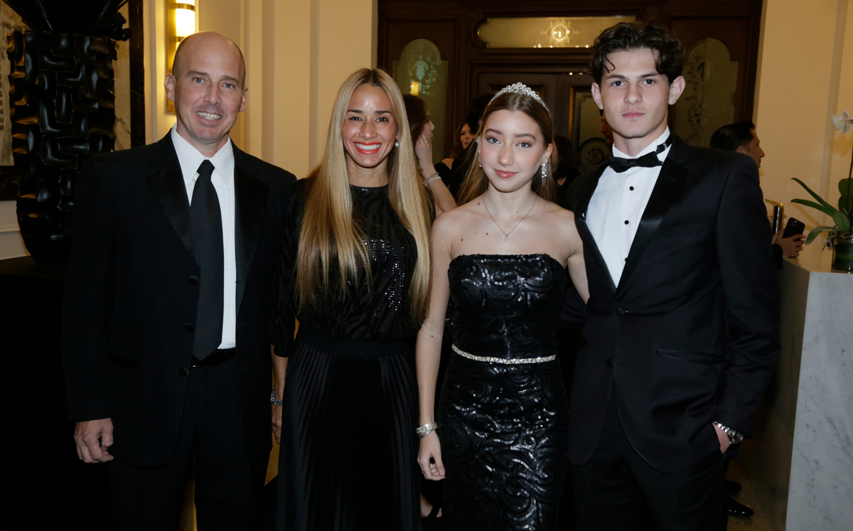 Fernando Morales, Patricia Mejía de Morales, Paty Morales y Enrique Giberti / Foto: Omar Valdez