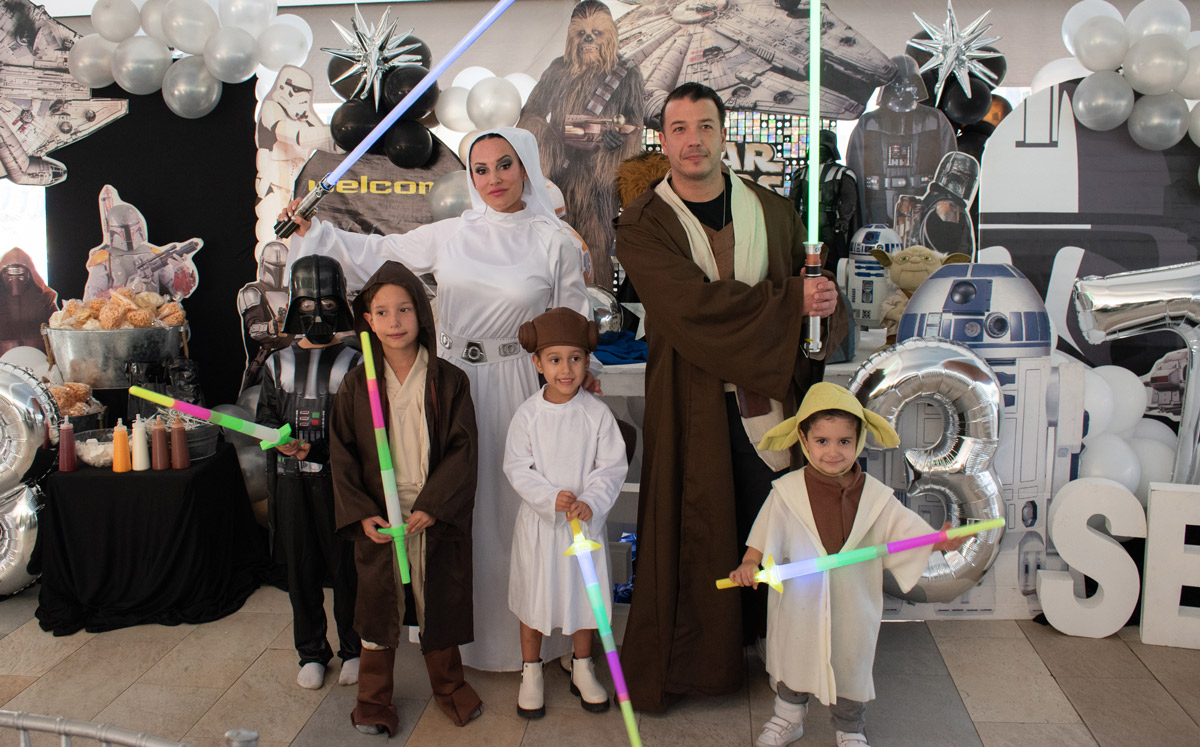 Los festejados junto a su hermanita Milena y sus papás Vivi Villarreal de Pérez-Salinas y David Pérez-Salinas / Foto: Roberto Alvarado