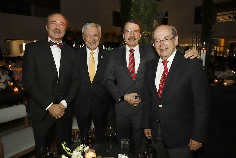 Jorge Sánchez, Francisco Ochoa,  Luis Enrique Aramburu y Ricardo León