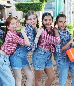 MARÍA ANDREA, RENATA, GENE, GLORIA, MARÍA, MARISSA, ALYZA vestidas de espantapajaros