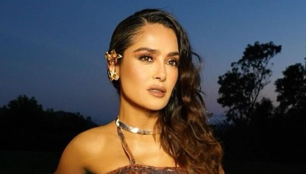Salma Hayek es criticada por empujar a su papá a morder un pastel (Instagram)