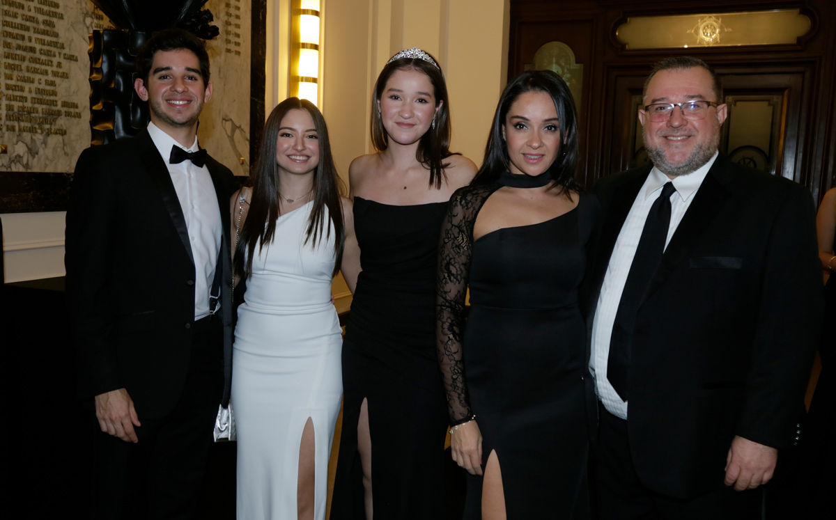 Salvador Garza, Alexandra López, Sara Garza, Sara Treviño de Garza y Salvador Garza / Foto: Omar Valdez