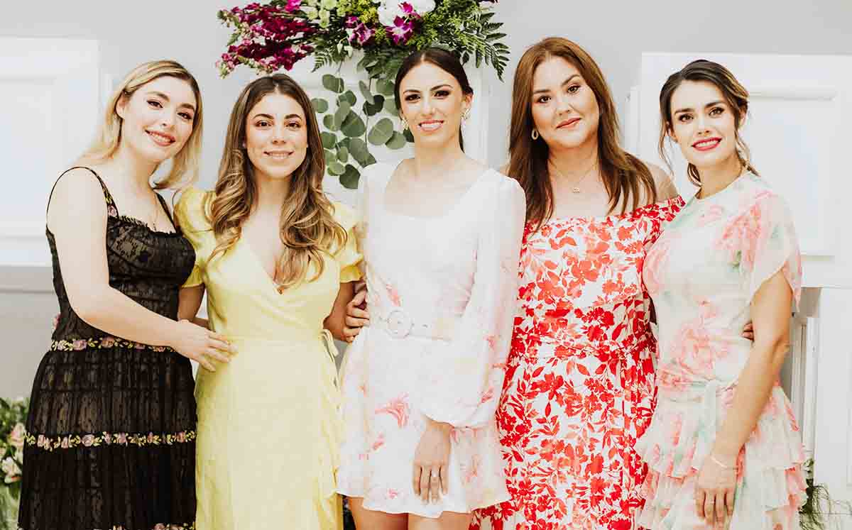 ORALIA BORJAS feliz junto a sus invitadas en su despedida de soltera