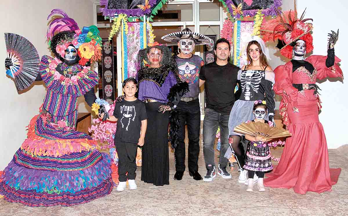 MAJO GÓMEZ, MERCEDES ORTIZ, IVÁN GÓMEZ, ÓSCAR GÓMEZ, HILDA DEL ÁNGEL Y MARCELO GÓMEZ disfrutaron de la celebración del Día de Muertos
