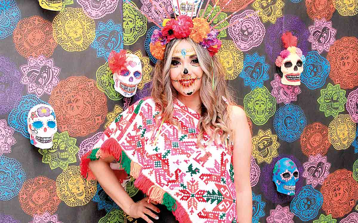 Asistente del evento lucía hermosa con su caracterización