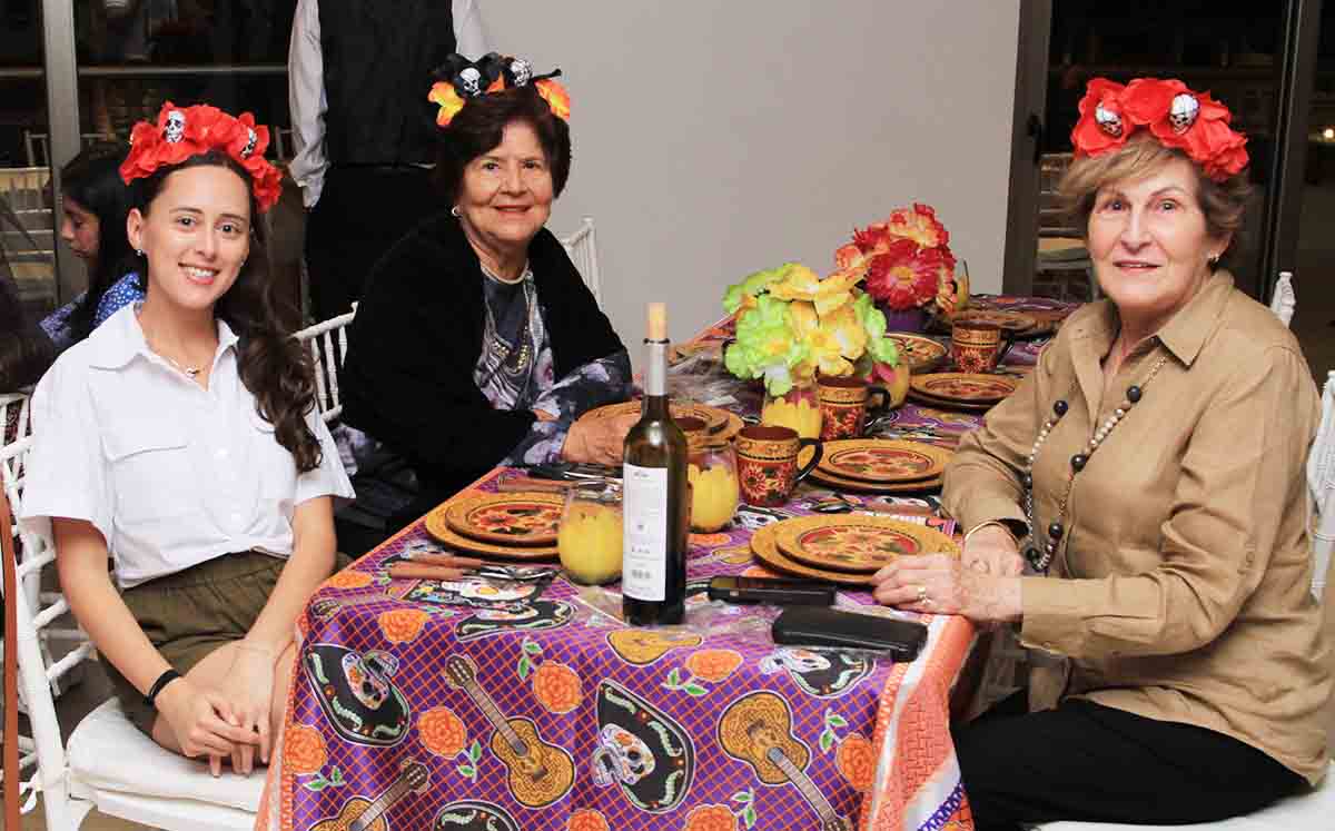 Asistentes del evento felices de estar presentes en la celebración del Día de Muertos
