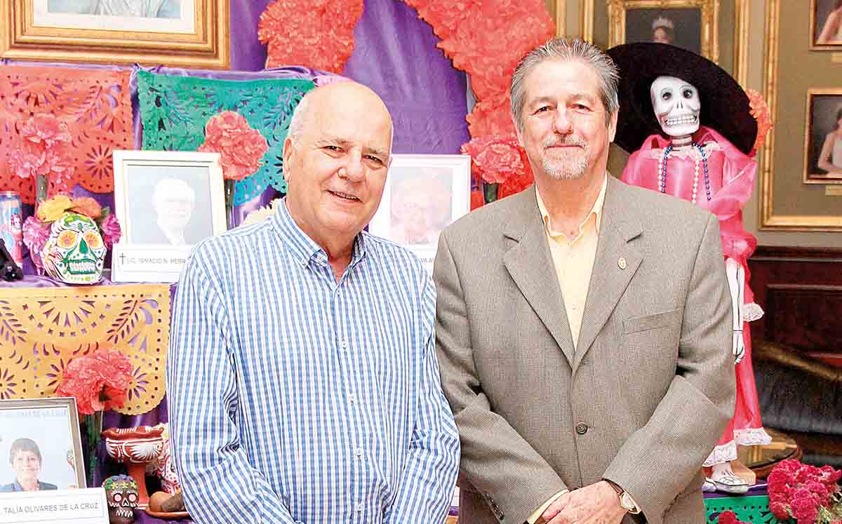CARLOS AZCÁRRAGA Y GERMÁN MEZA orgullosos de celebrar el Día de Muertos