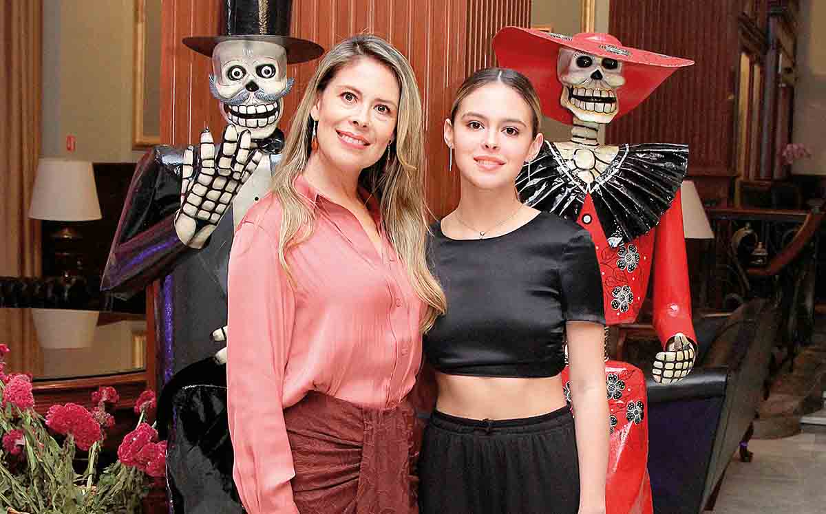BLANCA ZAMORA Y MIRANDA GONZÁLEZ, reina del Casino Tampiqueño orgullosas de celebrar el Día de Muertos
