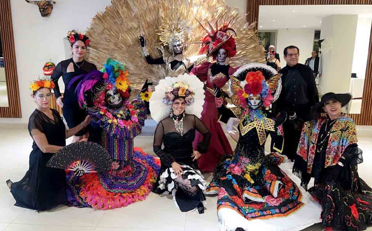 Preciosas Catrinas estuvieron presentes en el festejo del Día de Muertos de los vecinos de la Torre Cantábrica